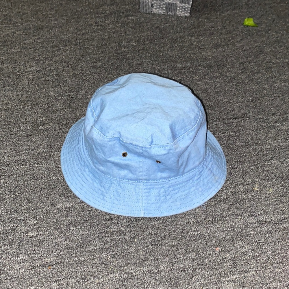 im selling a bucket hat. the brand is etkoa size is s/m and the color is blue